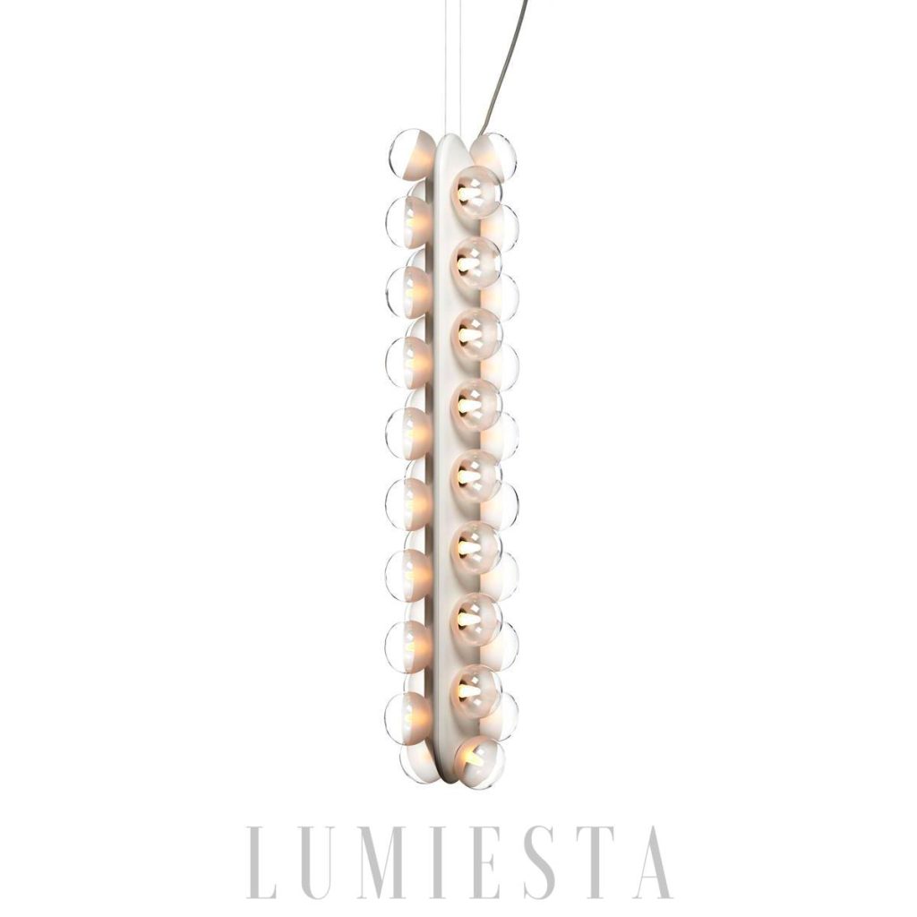 Lampa wisząca podwójna pionowa biała 99 cm Prop Light — pionowy żyrandol z kulistymi kloszami na białym tle