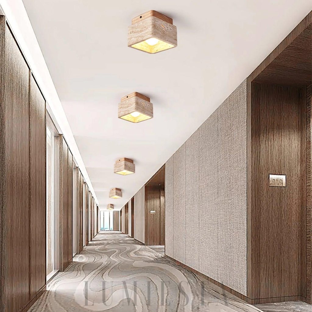 Cube Terra - kwadratowa lampa sufitowa z trawertynu, widok z boku