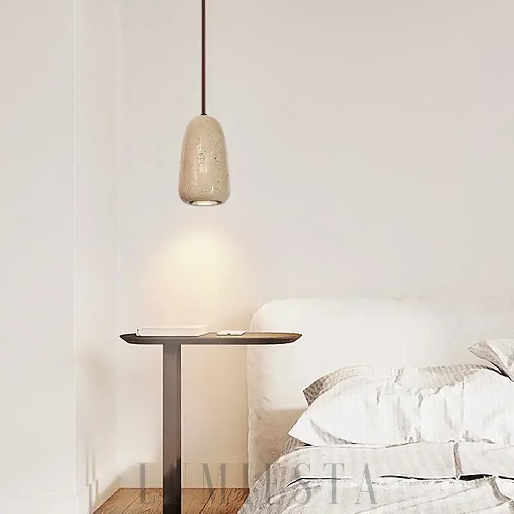 Beżowa lampa wisząca Travertine - detal kamiennej powierzchni i ciepłego światła