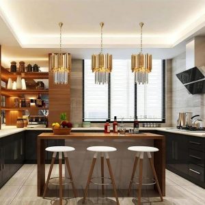 Lampa Bourbons kryształowa 30x41 cm - boczny widok na złotą konstrukcję i połyskujące kryształy