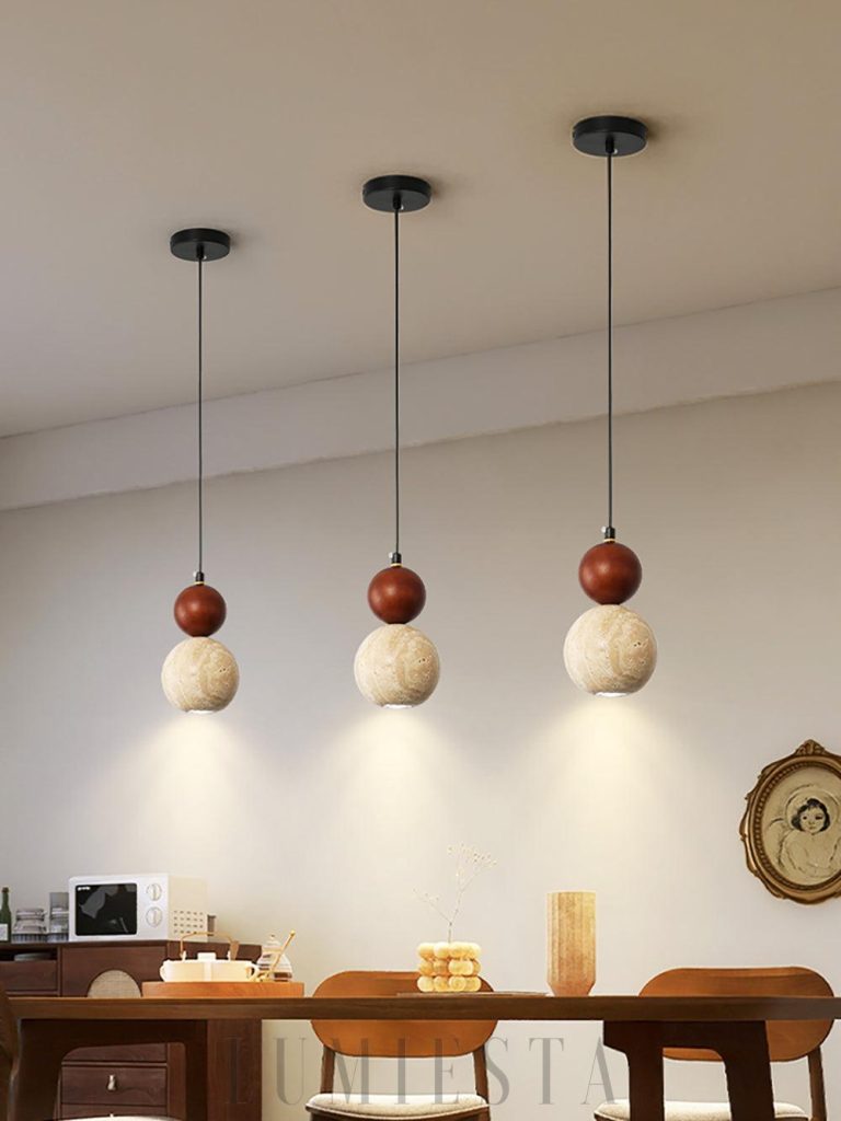 Synapto lampa wisząca travertynowa z drewnem - ujęcie zawieszenia i żelaznych detali