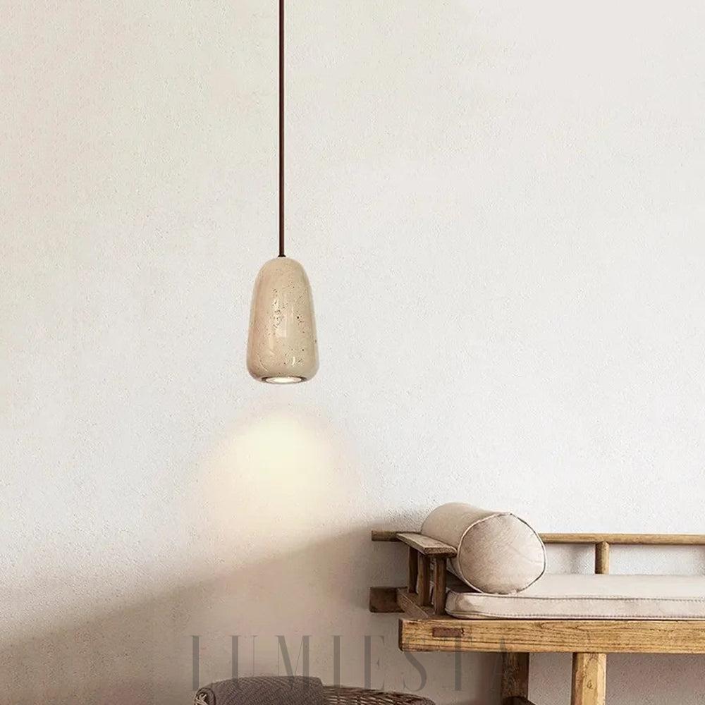 Travertine - beżowa lampa wisząca z trawertynu, widok na smukły klosz