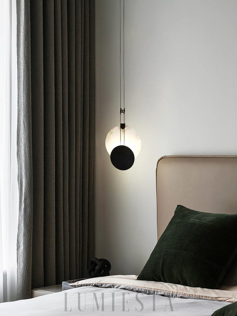 Lampa wisząca alabastrowa Huri czarna - ujęcie całej formy z wyraźnym pierścieniem