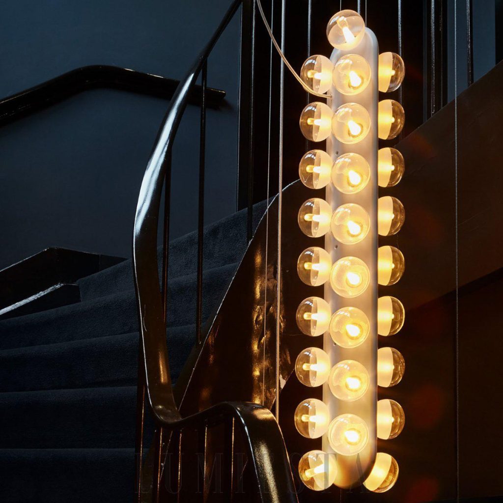 Lampa wisząca Prop Double, zbliżenie na białą polistyrenową czaszę i przewód