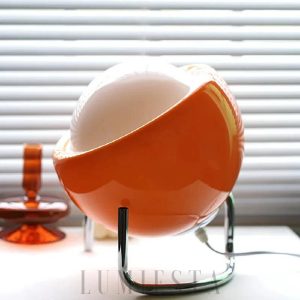 Lampka stołowa okrągła nowoczesna z kloszem kulistym pomarańczowym — światło przechodzące przez matowy materiał