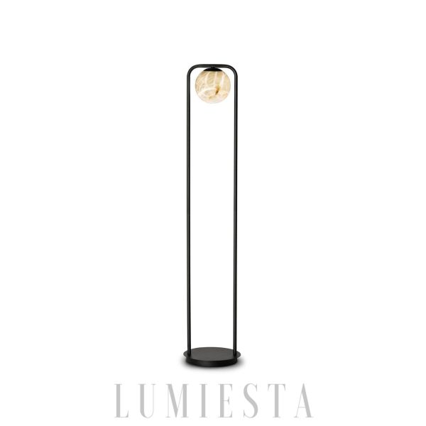 Lampa podłogowa z alabastrowym kloszem Tribeca, widok całej formy i miękkiego światła