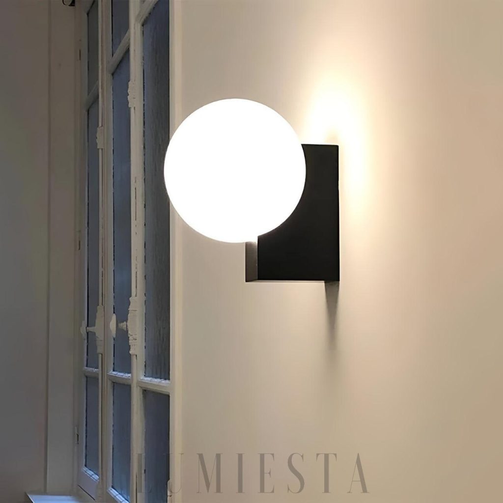 Kinkiet Journey SHY2, detal czarnego ramienia i matowego białego klosza