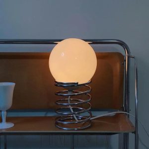 Lampka stołowa chromowana z białym okrągłym kloszem - detal klosza