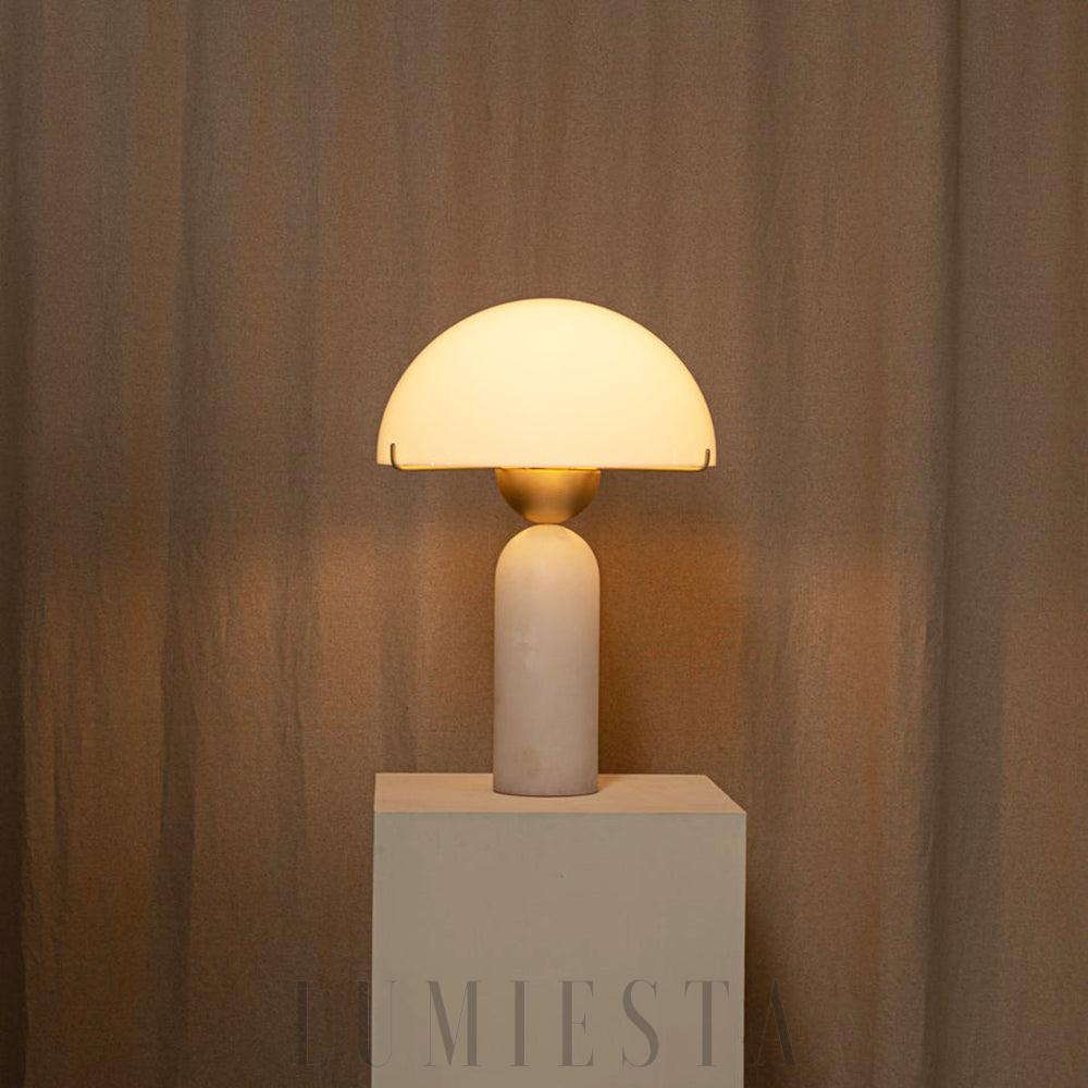 Peono - lampa stołowa alabastrowa biała, detal złotego akcentu przy podstawie