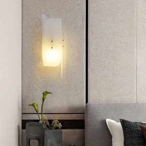 Elegancka mosiężna lampa ścienna Alabaster Megalith