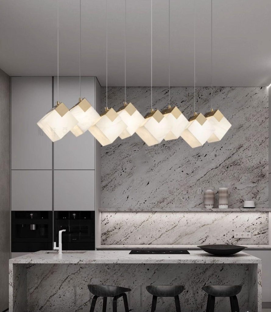 Mordena - lampa wisząca alabastrowa złota, detal kubicznego klosza