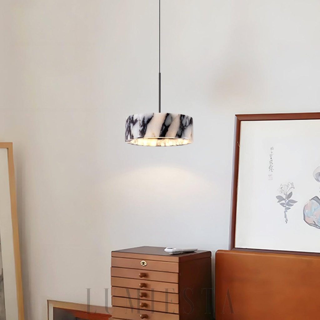 Frone - okrągła lampa wisząca z marmuru i metalu, detal czarnego mocowania