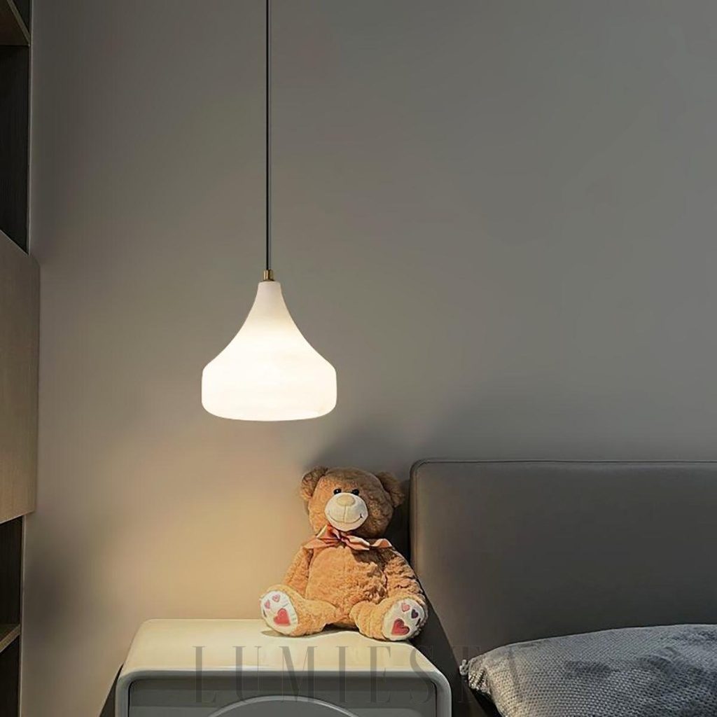 Alabastrowa lampa wisząca łezka złota biała, profil smukłej bryły