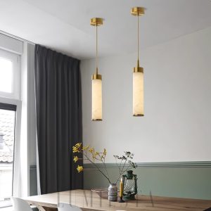 Tala - lampa wisząca alabastrowa, pełny widok smukłej formy w bieli i złocie