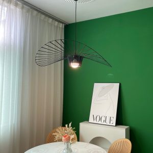 Czarna lampa wisząca Altigo, widok od spodu na szeroki klosz i oprawę