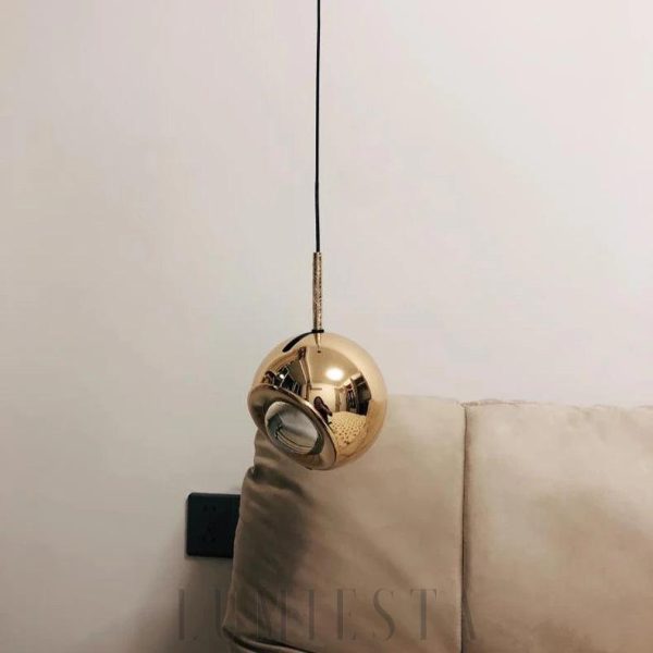 Czarna lampa kula wisząca z metalu - zbliżenie na połączenie korpusu i uchwytu