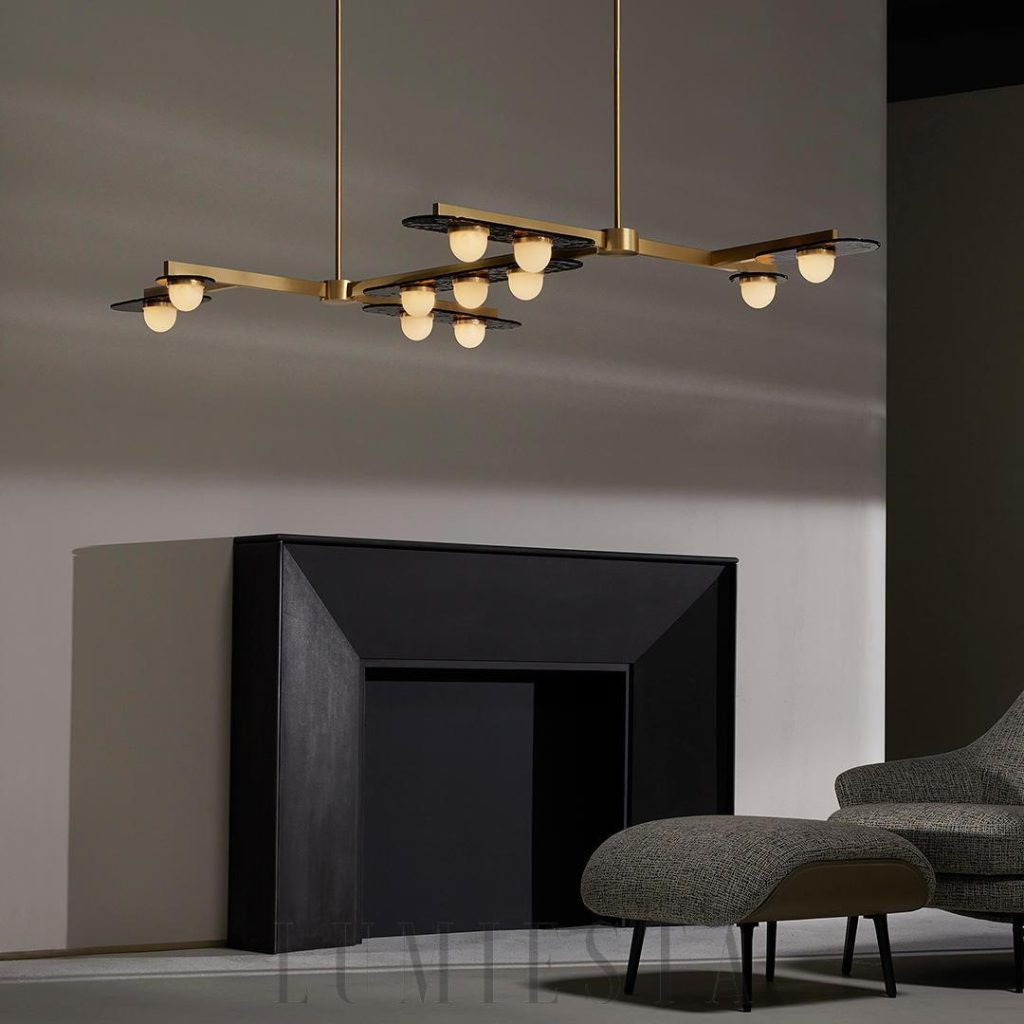 Lampa wisząca Modulo z metalu i szkła, detal złotej konstrukcji oraz szklanych kloszy
