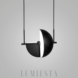 Lampa wisząca Trapeze 28 cm w czerni - ujęcie pokazujące geometryczny kształt