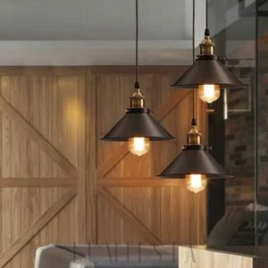 Industrialna lampa wisząca złoto-czarna - widok na profil klosza i przewód