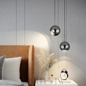 Czarna lampa kula wisząca z metalu - ujęcie pod kątem, z odsłoniętą oprawą