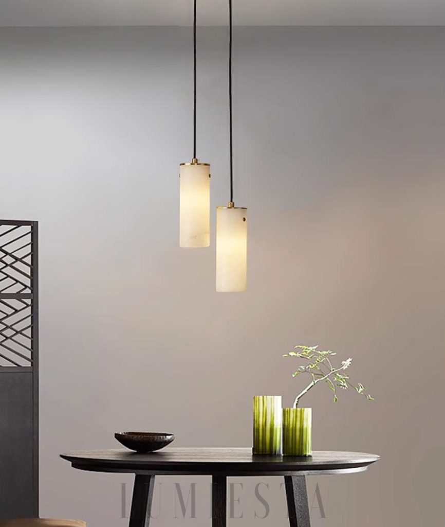 Lampa wisząca Nula z alabastru - widok od dołu na cylindryczny klosz