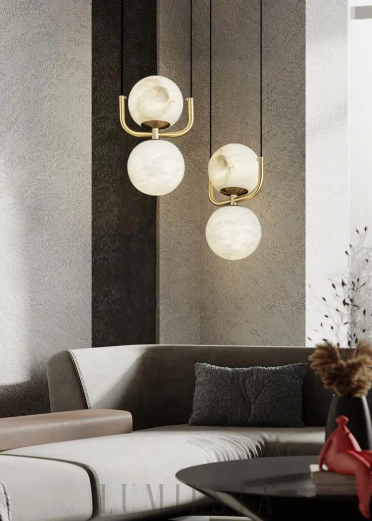 Lampa wisząca alabastrowa mosiądz, zbliżenie na alabastrowy klosz i mosiężny uchwyt