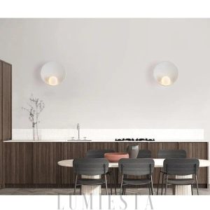 Nowoczesna biało-czarna lampa ścienna z okrągłym kloszem