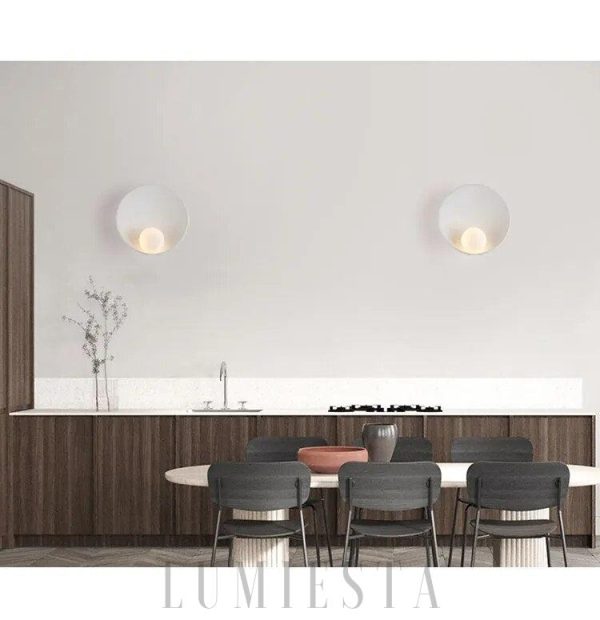 Nowoczesna biało-czarna lampa ścienna z okrągłym kloszem