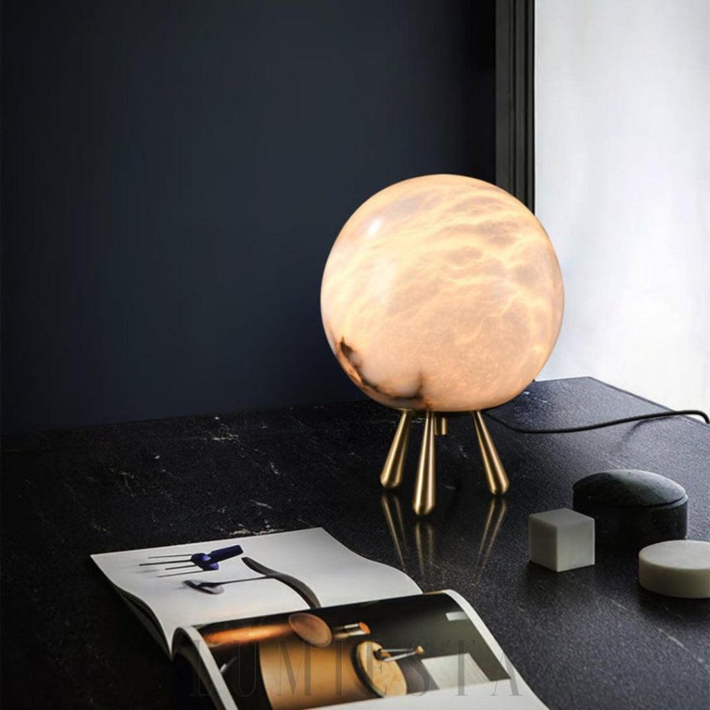 Lampa stołowa Romi z alabastru - biała kula nad złotą podstawą z mosiądzu