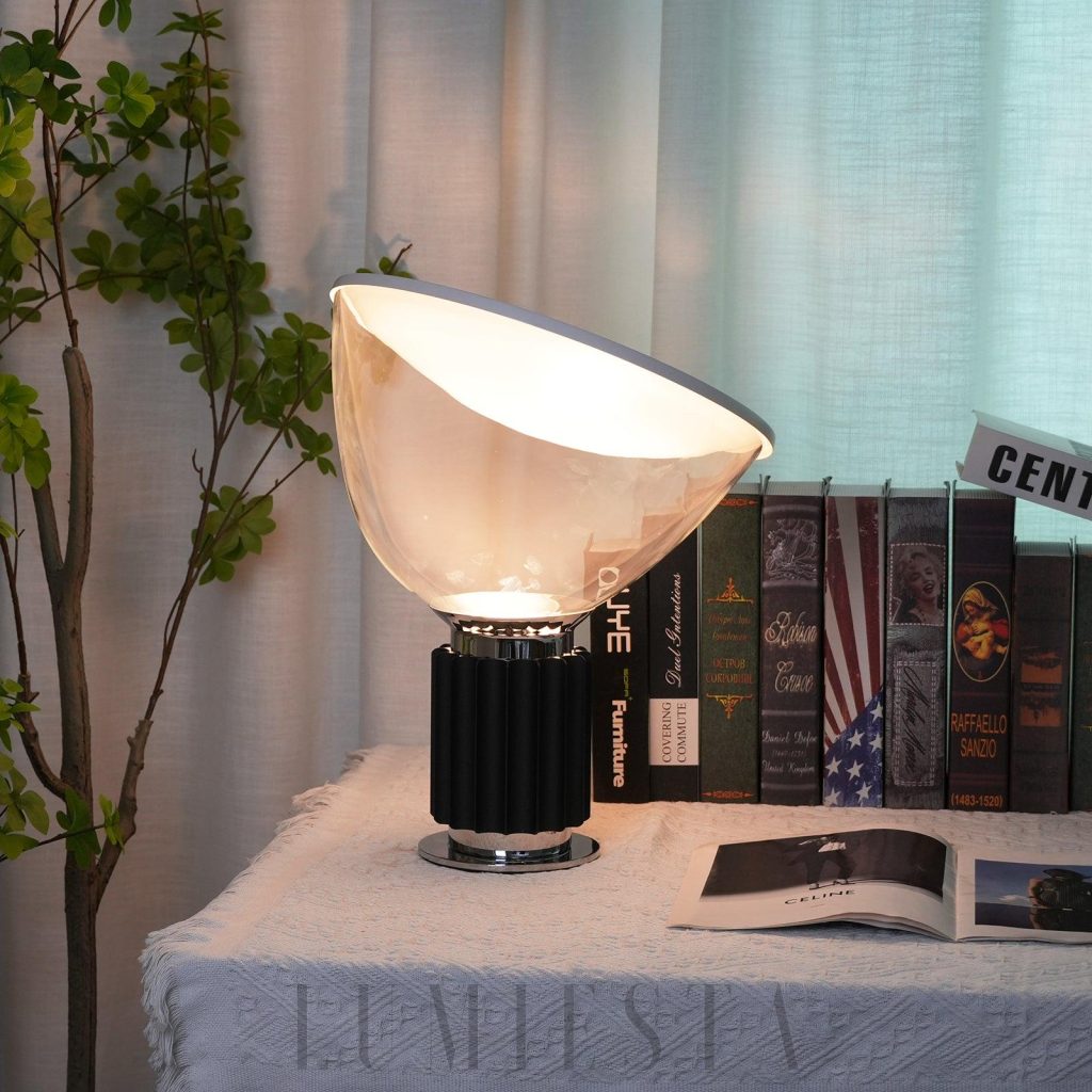 Taccia - lampa stołowa szklana z białym kloszem, widok od przodu na osłonę i podstawę