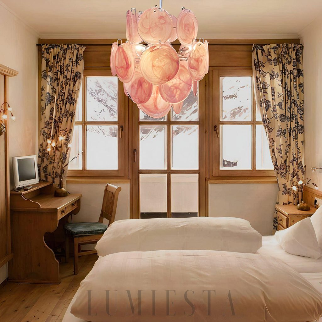 Murano Vintage 45 cm, różowy żyrandol szklany widziany pod kątem