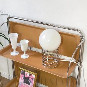 Lampka stołowa z okrągłym kloszem - ujęcie pod skosem