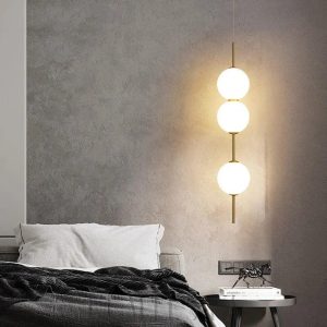Lampa wisząca złota z okrągłym szklanym kloszem - widok od spodu