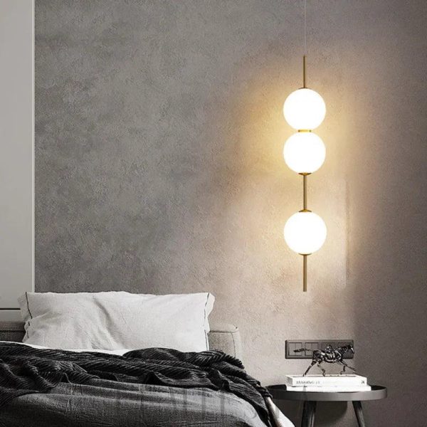 Lampa wisząca złota z okrągłym szklanym kloszem - widok od spodu