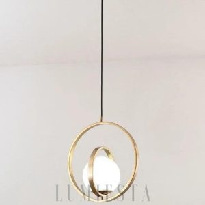 Lampa wisząca złota w nowoczesnym okrągłym stylu - widok podświetlonej obręczy