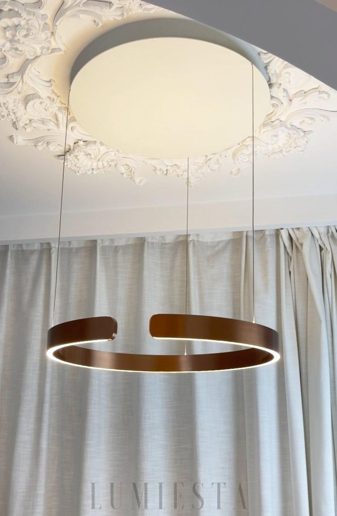 Utonia - okrągła lampa wisząca aluminiowa, prezentacja bryły i delikatnego zawieszenia
