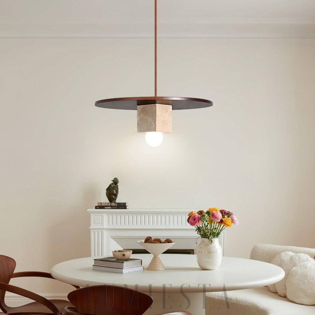 Iona - beżowa lampa wisząca z trawertynu i drewna, detal naturalnych materiałów