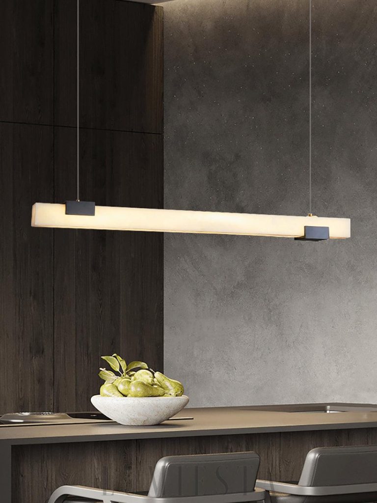 Cary - podłużna lampa wisząca nad stołem, jasny alabastrowy klosz w długiej formie