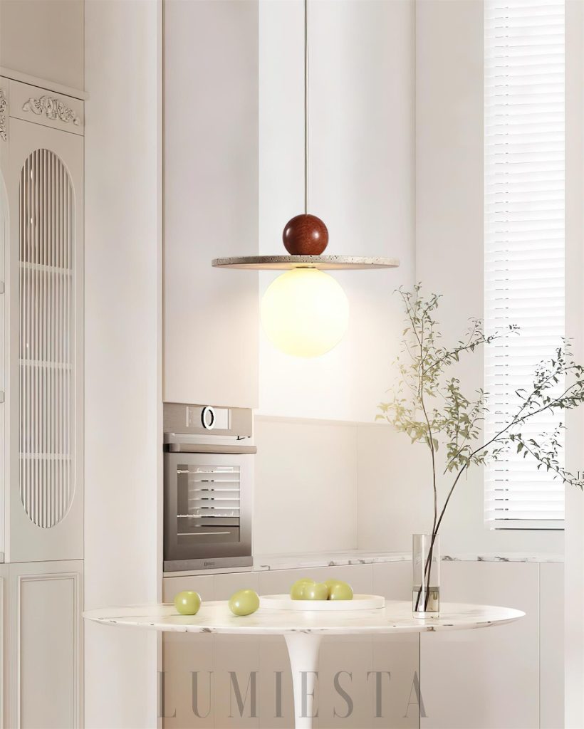 Lampa wisząca Ora - kamienny klosz z trawertynu i drewniany element u góry