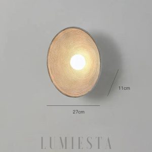 Drewniany kinkiet okrągły beżowy, profil lampy ściennej z łukowym akcentem