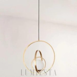 Złota lampa wisząca okrągła - pełny kształt lampy z delikatnym, geometrycznym profilem