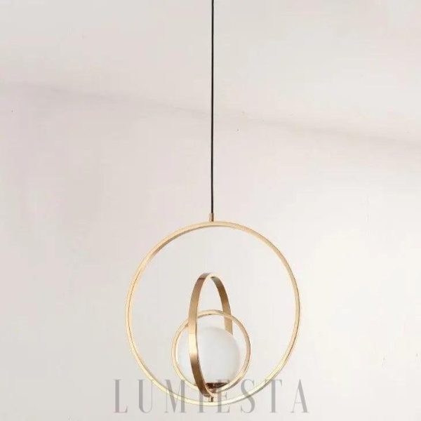Złota lampa wisząca okrągła - pełny kształt lampy z delikatnym, geometrycznym profilem
