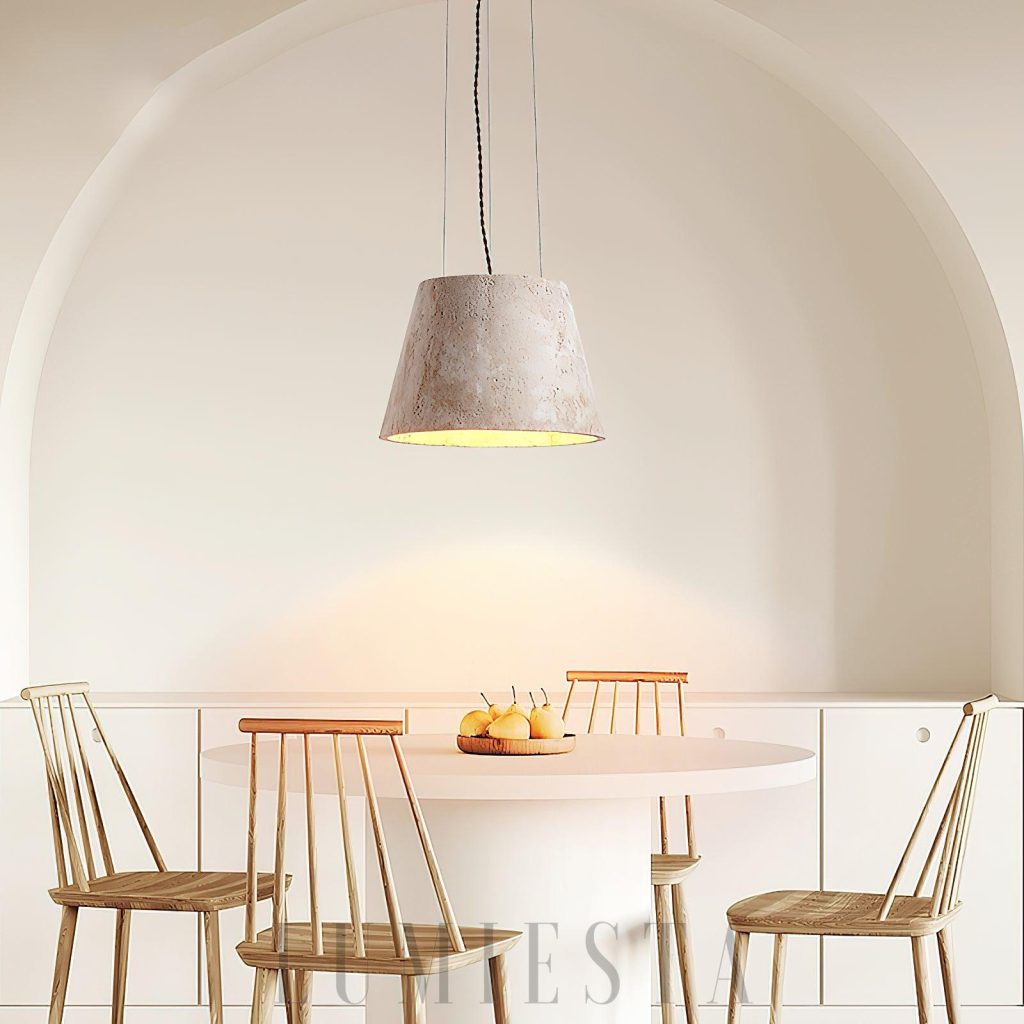 Talma - lampa wisząca z trawertynu stożkowa beżowa widziana pod kątem
