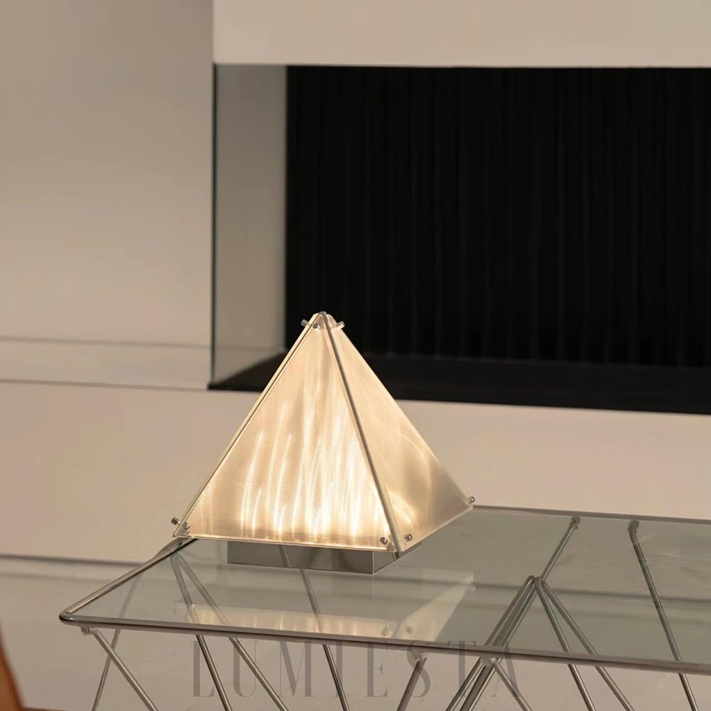 Fragment - lampa stołowa z chromu i szkła, widok na formę podstawy oraz klosza