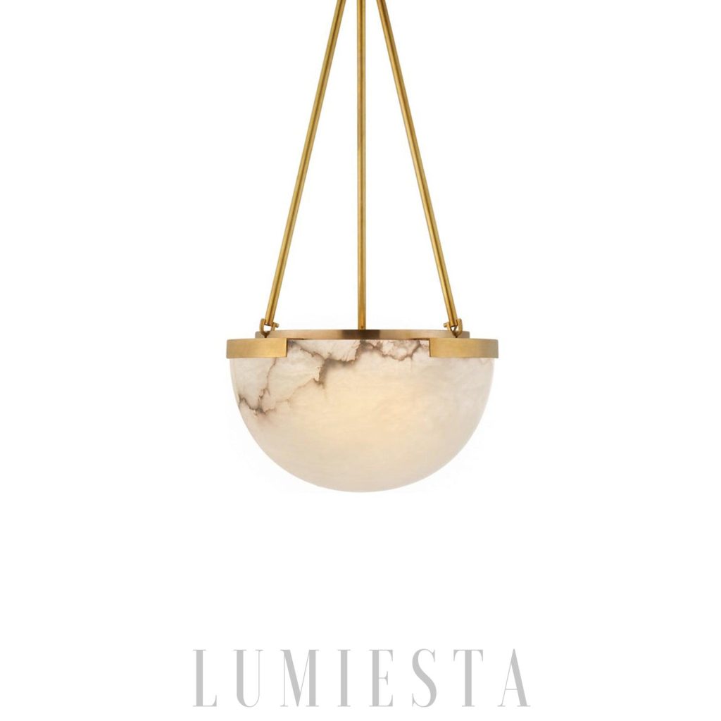 Istarna — lampa wisząca półokrągła z alabastru i metalu złotego na białym tle