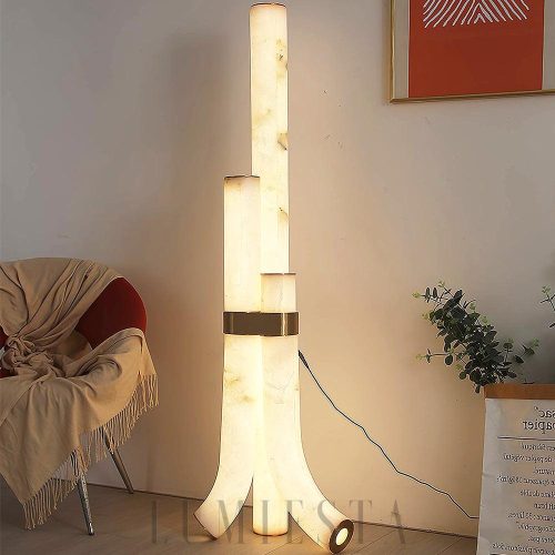 Makalu - lampa podłogowa z alabastru widziana z przodu, z ciepłym światłem przez kamień