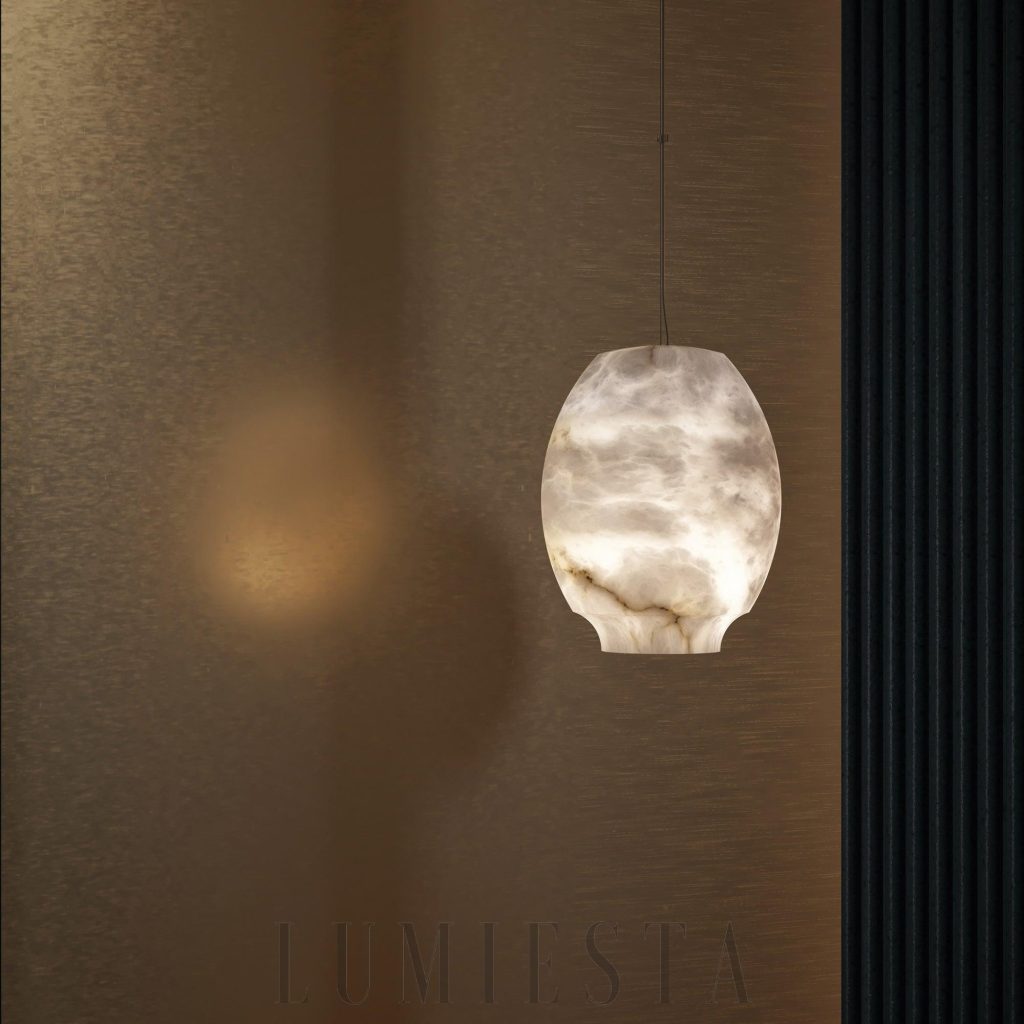 Lampa wisząca Camille z alabastru - widok z dołu, gładki krąg światła i metalowa podsufitka