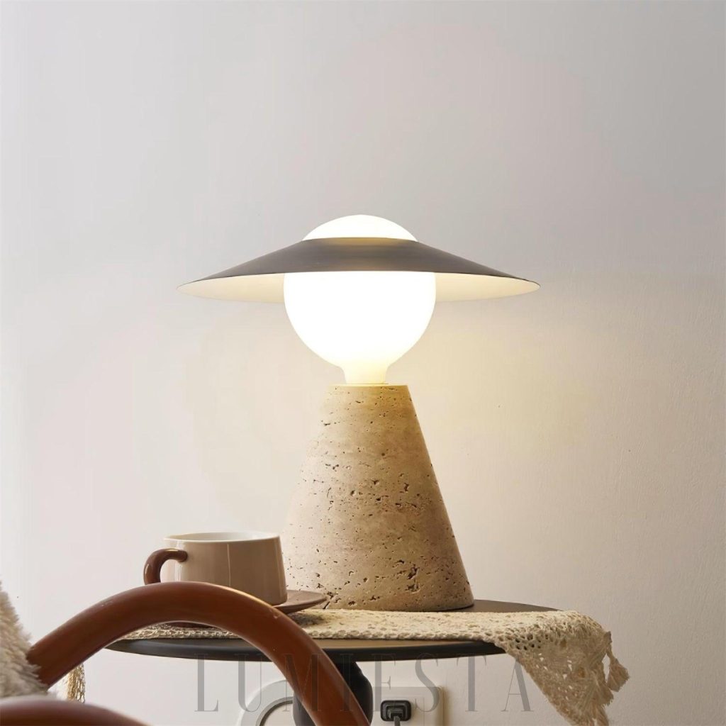 Żółta lampa stołowa Bartley z trawertynu, detal metalowej podstawy i gładkiego klosza