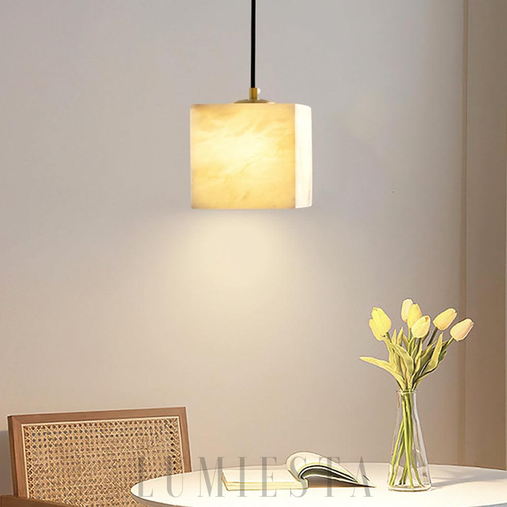 Kwadratowa lampa wisząca z alabastru biało-złota 12 cm - widok z boku, smukła forma