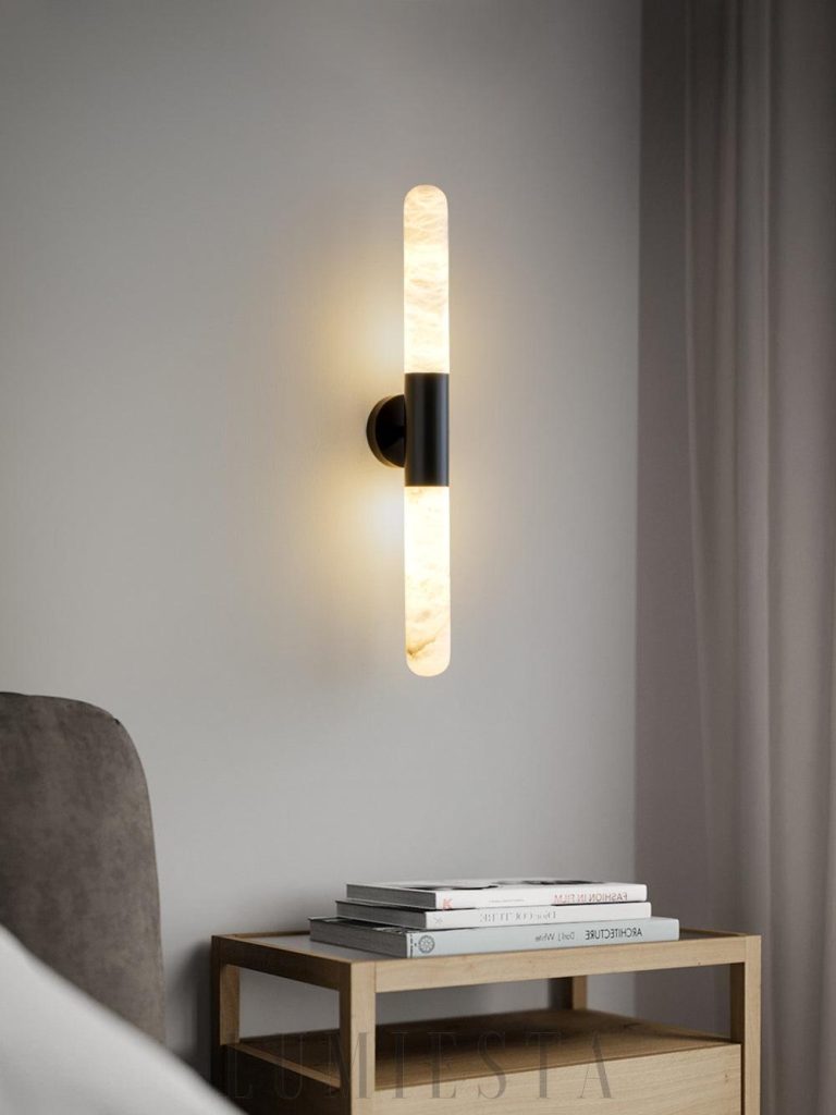 Lampa ścienna Sulawesi z alabastru i miedzi, podświetlony cylinder od dołu